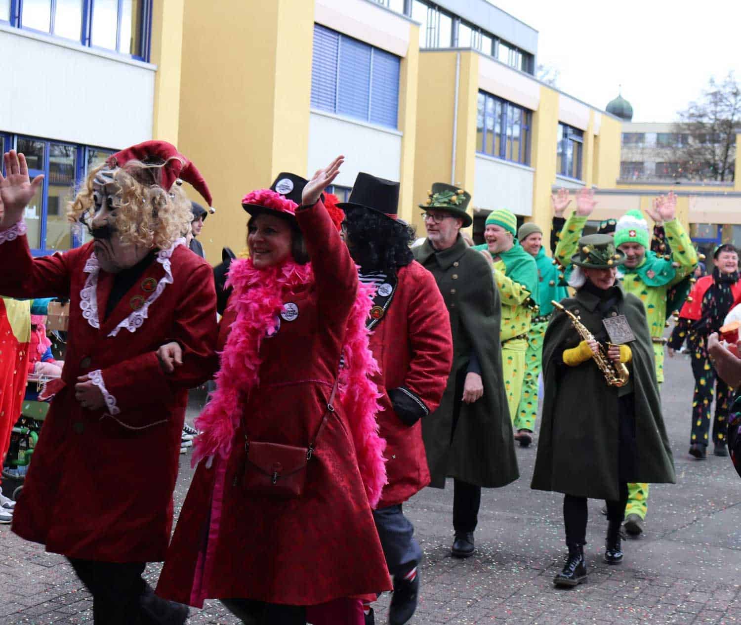 Viele farbig verkleidete Personen beim Fasnachtsevent auf dem SONNENBERG-Areal. Viele farbig verkleidete Personen beim Fasnachtsevent auf dem SONNENBERG-Areal.