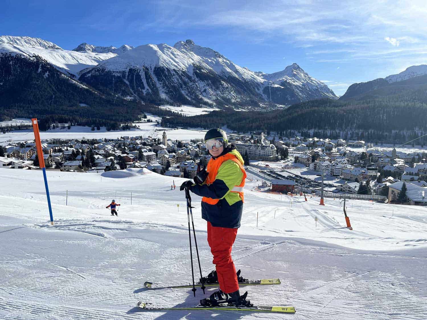 Ein Skilager-Teilnehmer vor einer wunderbaren Bergkulisse und traumhaftem Wetter. Ein Skilager-Teilnehmer vor einer wunderbaren Bergkulisse und traumhaftem Wetter.