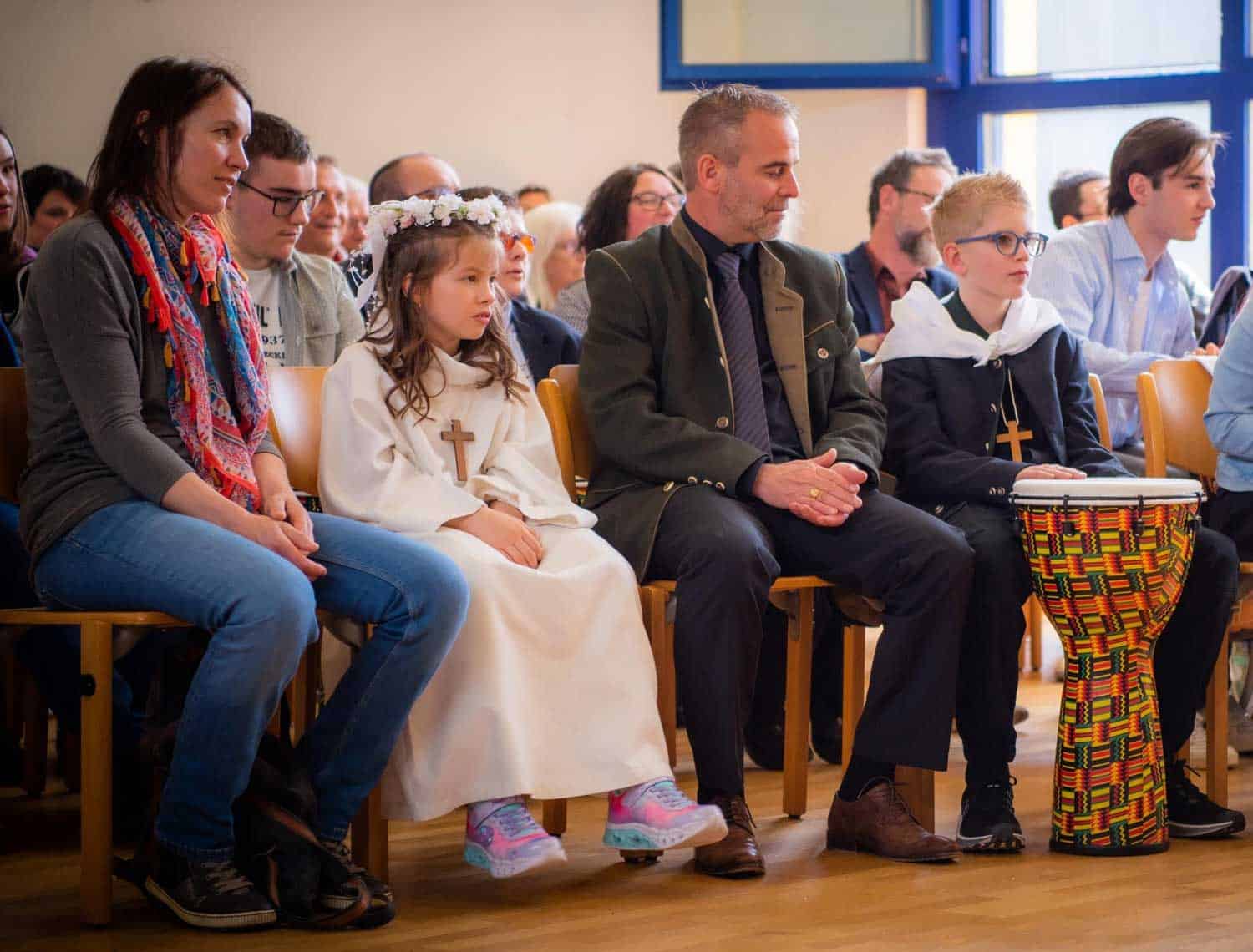 Kinder und Jugendliche mit unterschiedlichen Einschränkungen beim gemeinsamen Fest mit kirchlichen Feiern. Kinder und Jugendliche mit unterschiedlichen Einschränkungen beim gemeinsamen Fest mit kirchlichen Feiern.