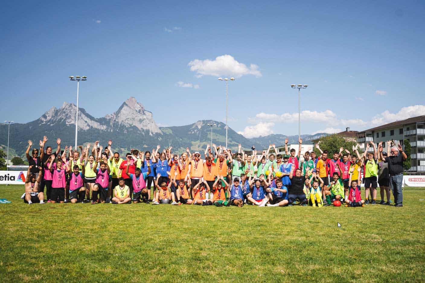 Alle Teilnehmer Special Adventure Camp winken in die Kamera. Alle Teilnehmer Special Adventure Camp winken in die Kamera.