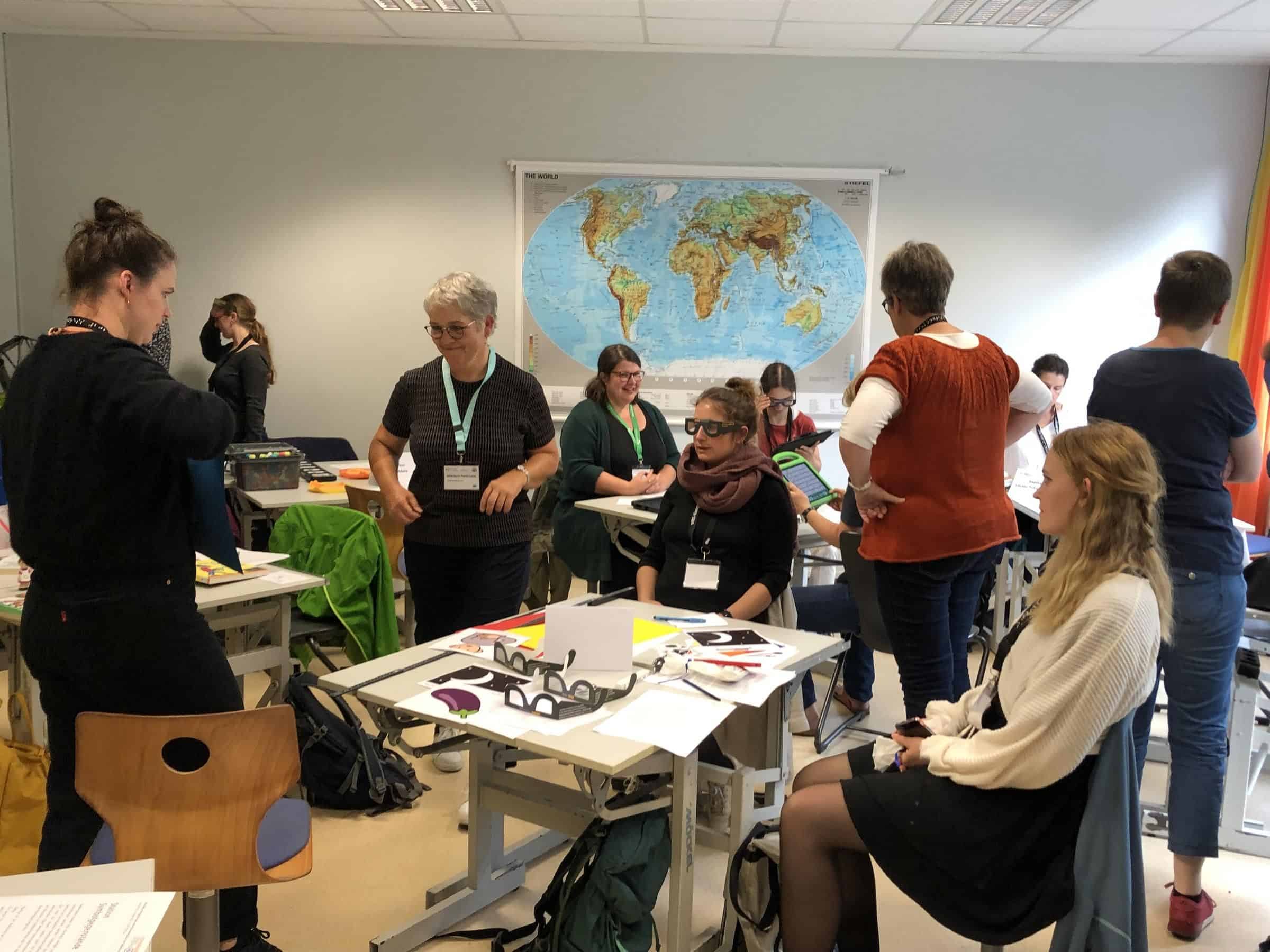 Die Teilnehmer des Workshops probieren verschiedene Sachen aus. Die Teilnehmer des Workshops probieren verschiedene Sachen aus.