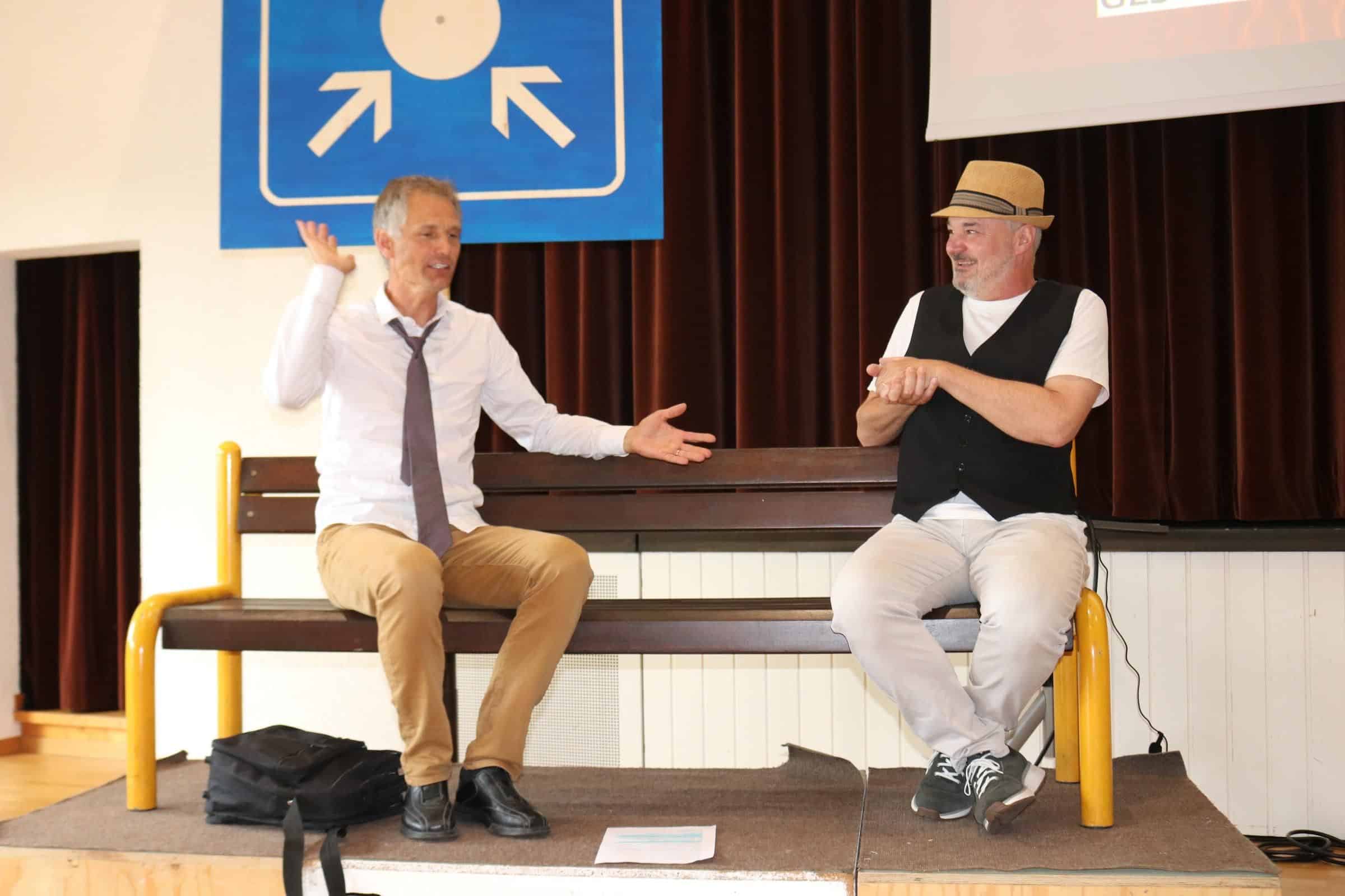 Zwei Männer auf einer Parkbank führen ein kurzes Theater vor. Zwei Männer auf einer Parkbank führen ein kurzes Theater vor.