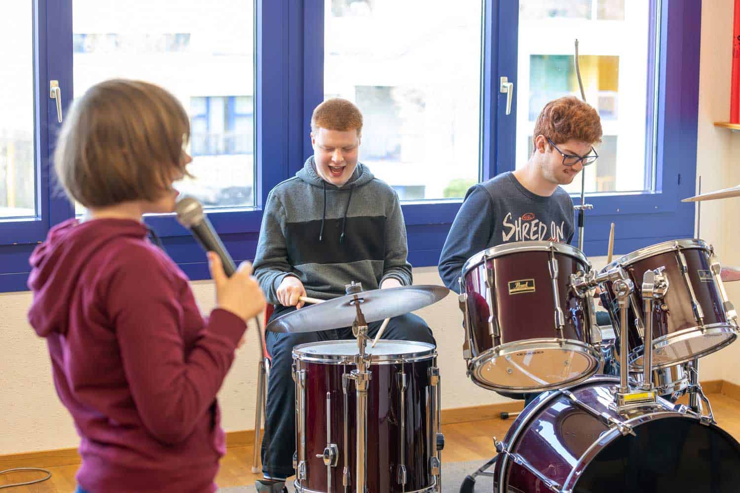 Sehbeeinträchtigte Jugendliche mit zusätzlichen Beeinträchtigungen machen fröhlich Musik. Sehbeeinträchtigte Jugendliche mit zusätzlichen Beeinträchtigungen machen fröhlich Musik.