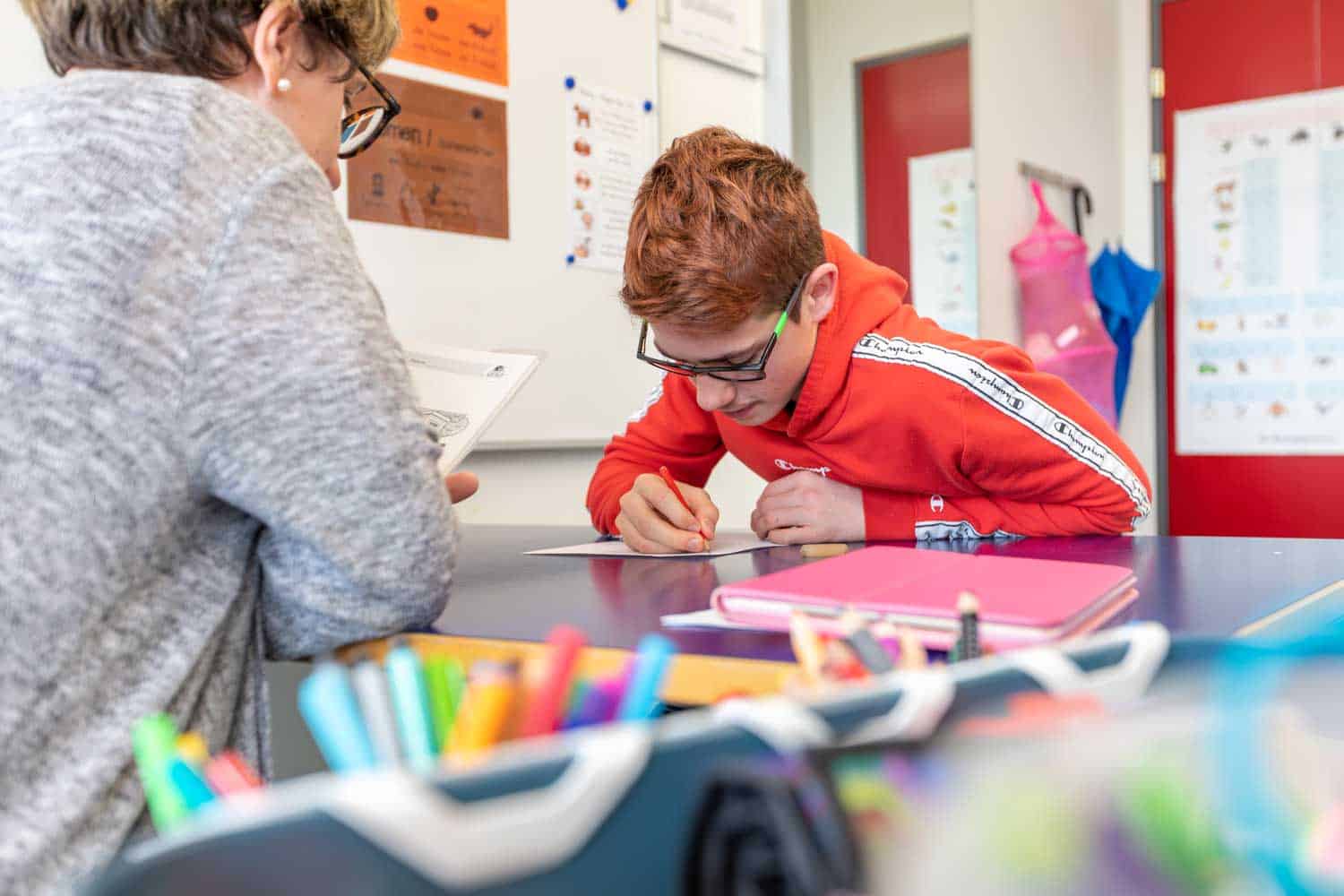 Ein Jugendlicher löst verschiedene Aufgaben während seiner Logopädie-Therapie. Ein Jugendlicher löst verschiedene Aufgaben während seiner Logopädie-Therapie.