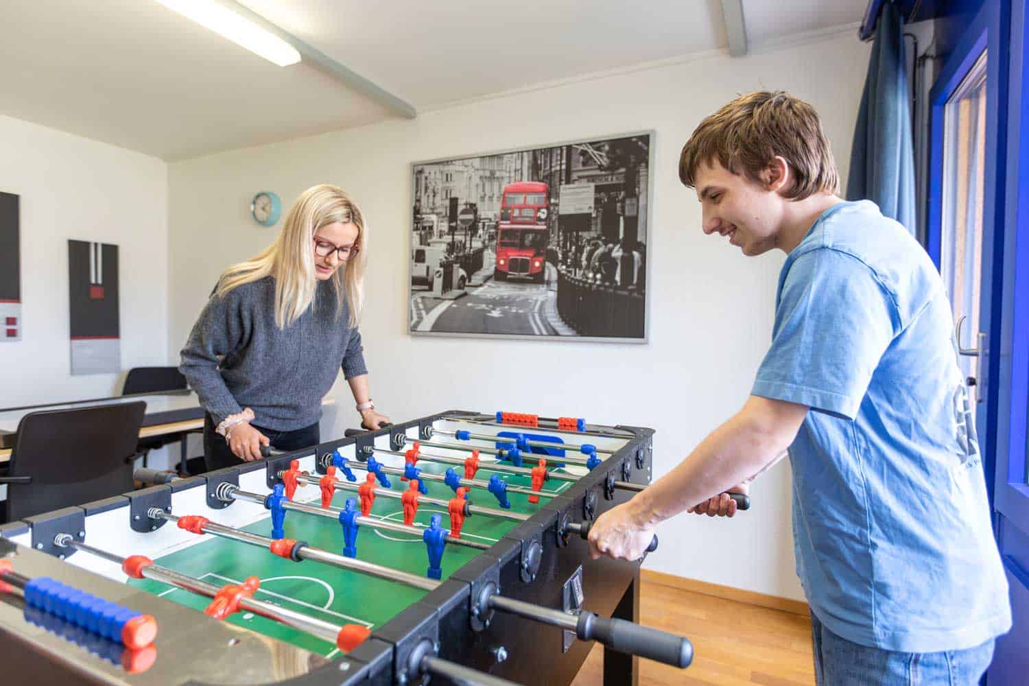 Junge Frau und Mann spielen zusammen Tischfussball. Junge Frau und Mann spielen zusammen Tischfussball.
