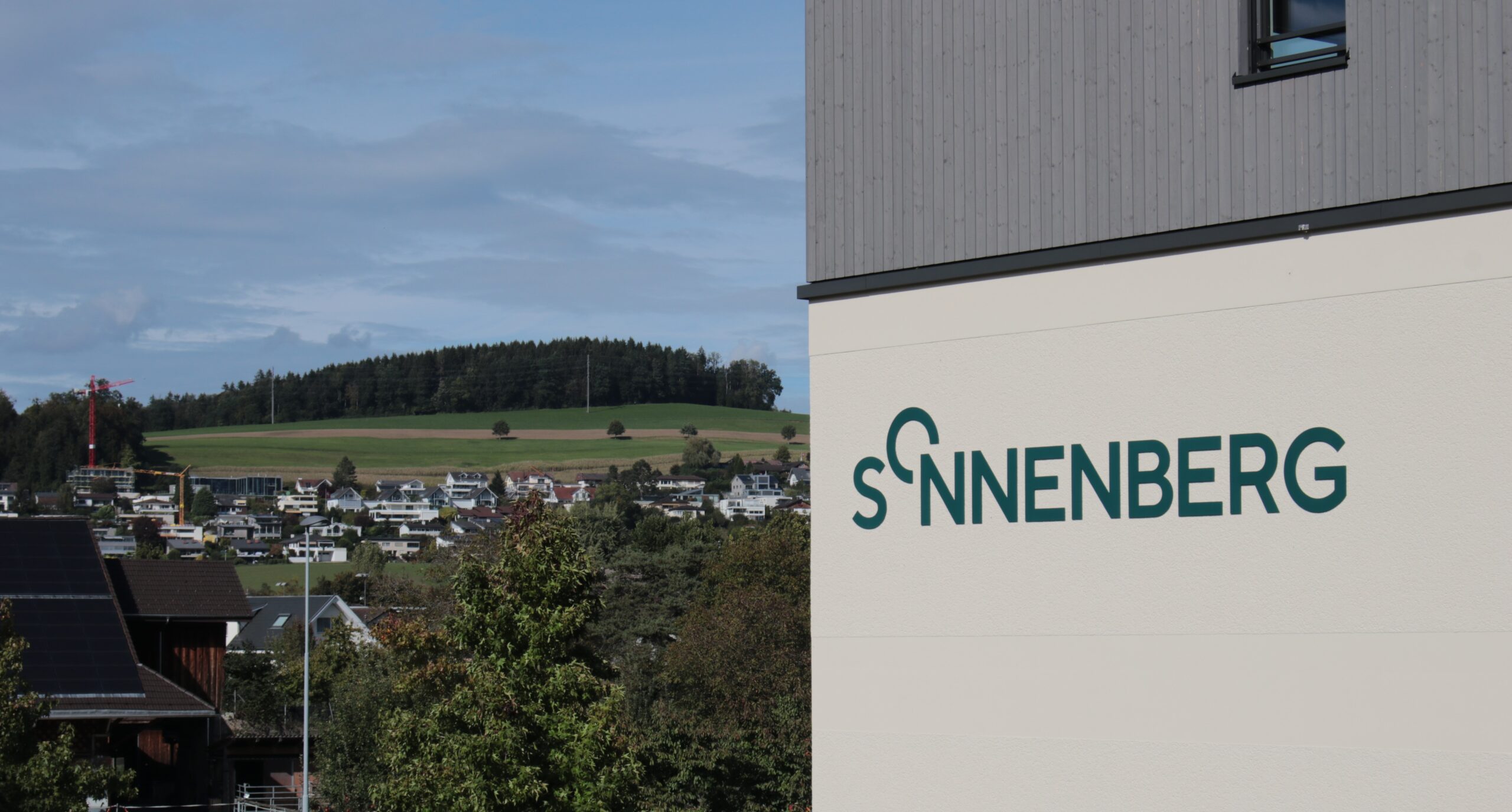 IMG_9764_2 SONNENBERG Logo am Schulhaus Nord