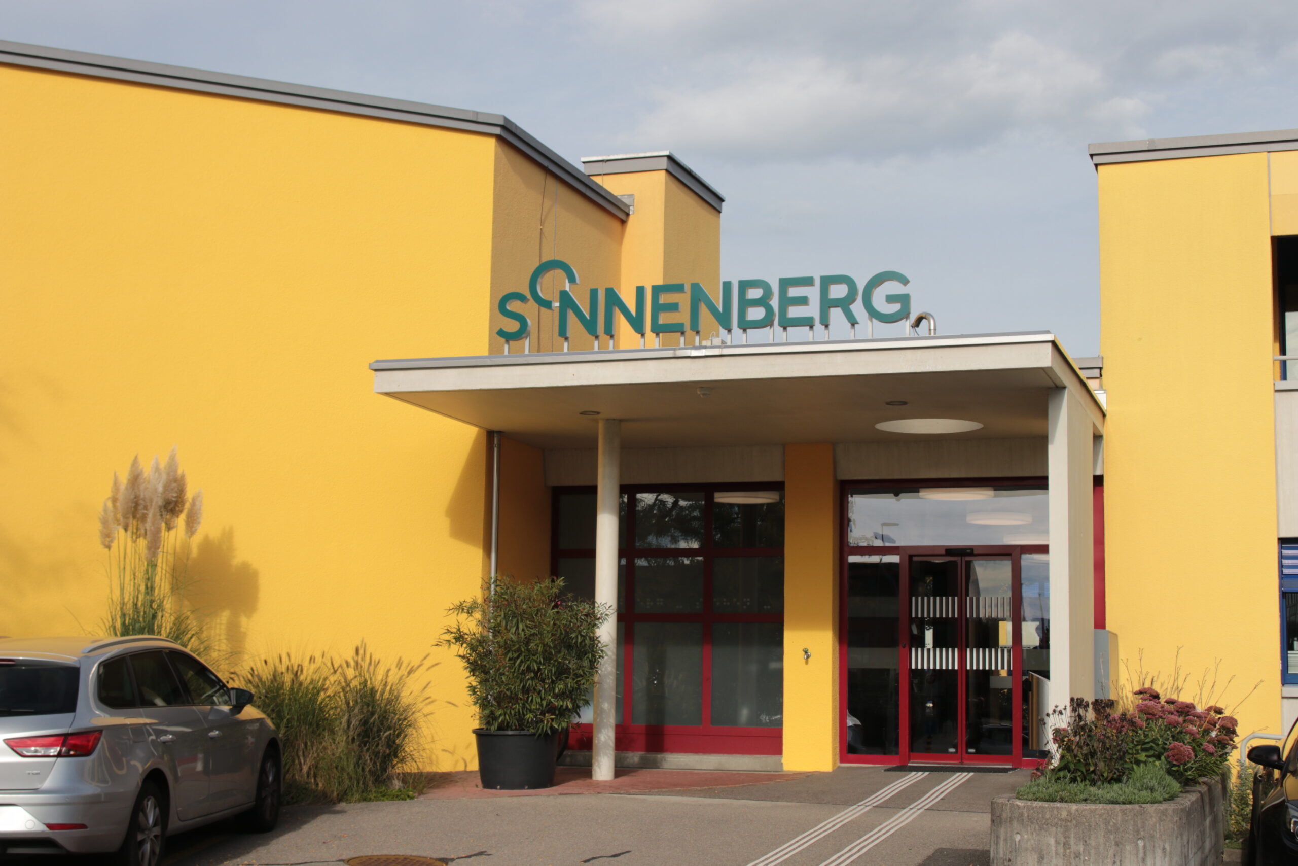 IMG_9771 Bild zeigt neues Logo am Haupteingang