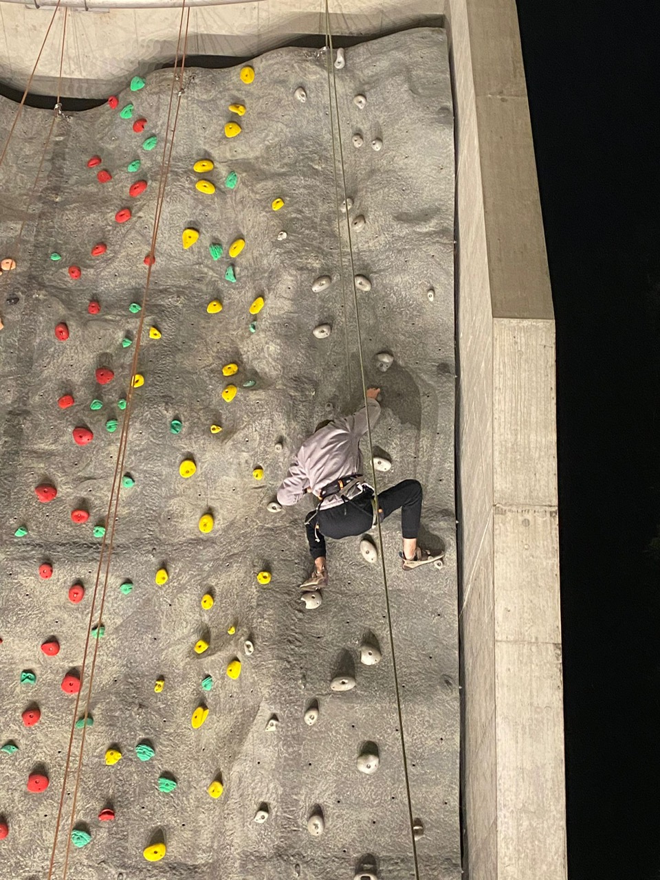 Person an der Kletterwand
